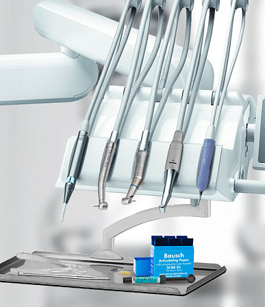 Расходные материалы и оборудование на столике врача